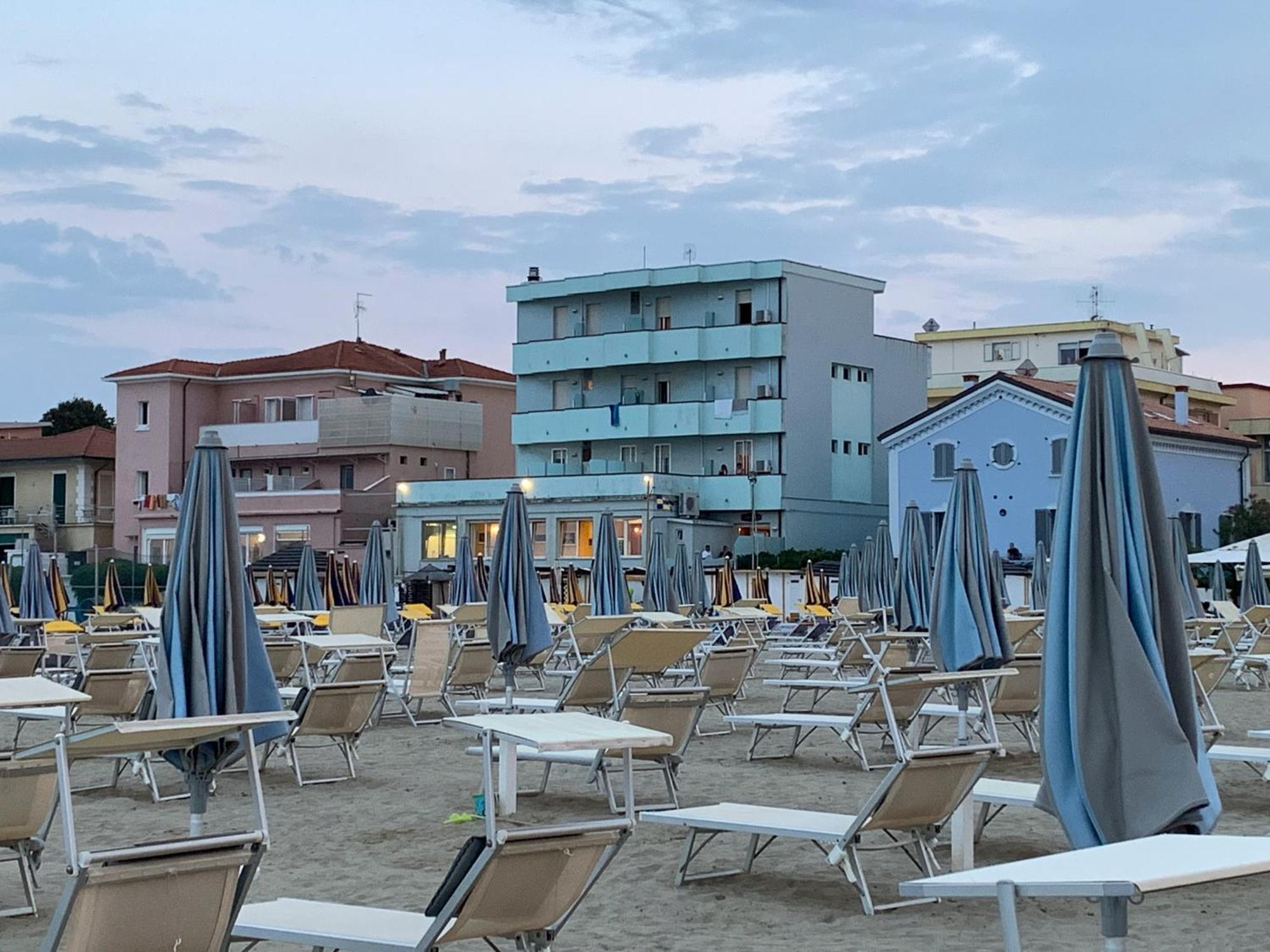 Hotel Acquamarina Viserba リミニ エクステリア 写真