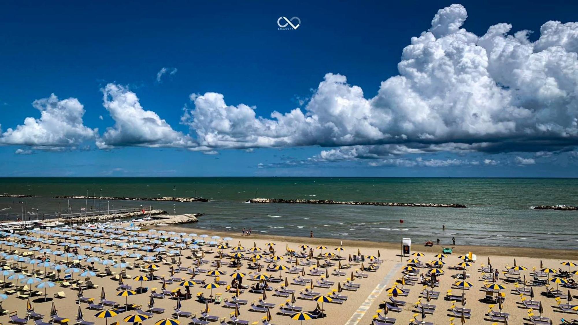 Hotel Acquamarina Viserba リミニ エクステリア 写真